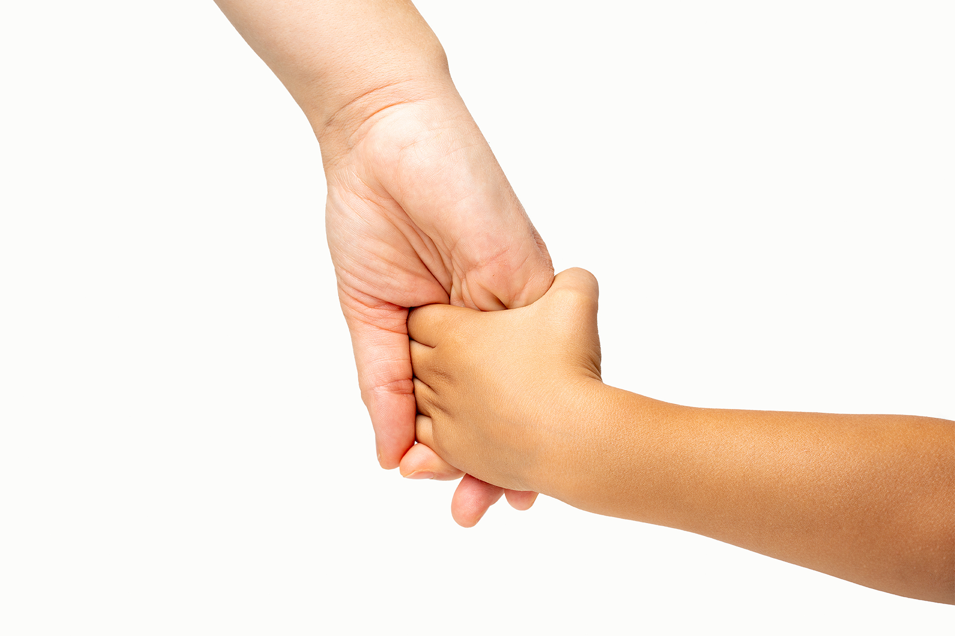Ein Erwachsener hält die Hand eines Kindes